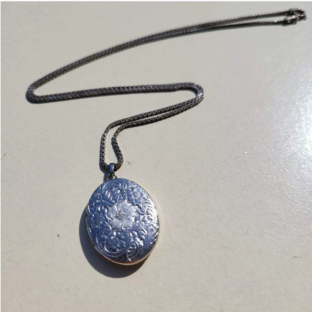 Vintage 925 Sterling Silver Locket Necklace Silver Floral Engraved Oval